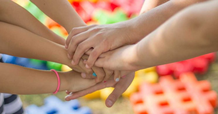 Kinderen leggen hun handen op elkaar