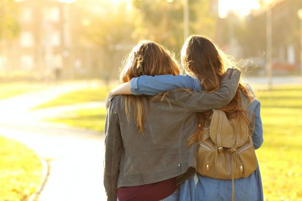 Jonge vrouwen lopen samen