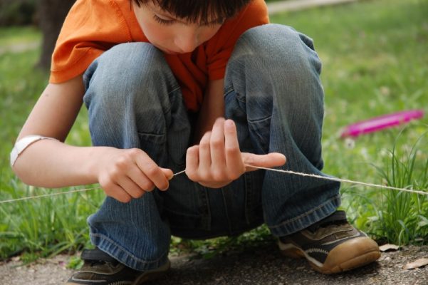 Jongen bestudeert touw