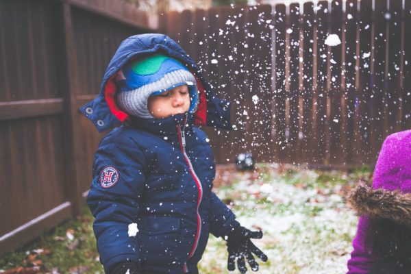 Jongen tuin sneeuw