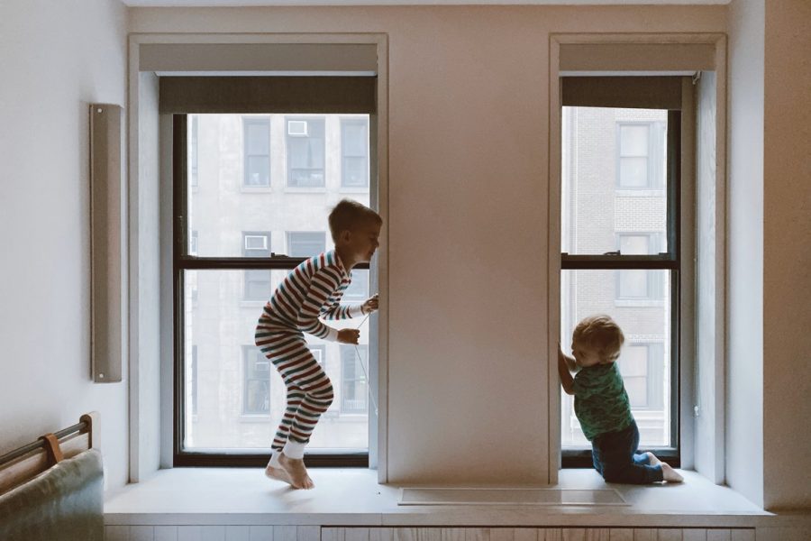 Kinderen spelen slaapkamer vensterbank