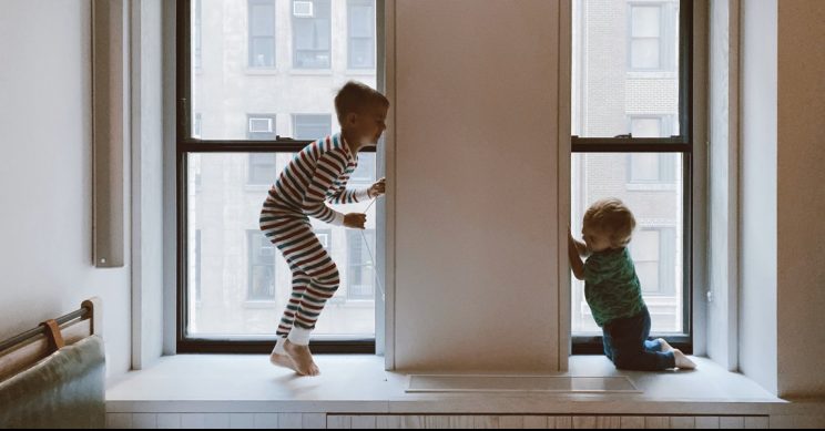 Kinderen spelen slaapkamer vensterbank