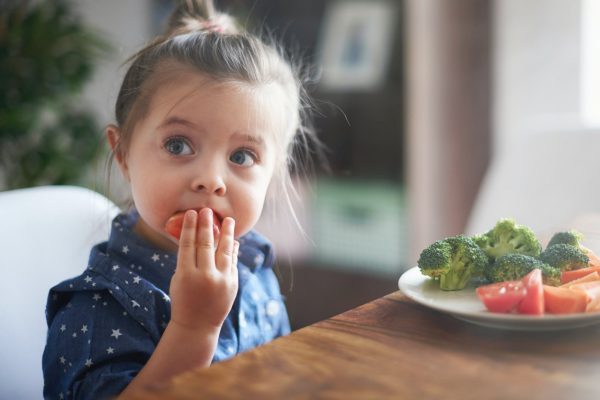 Meisje groente eten