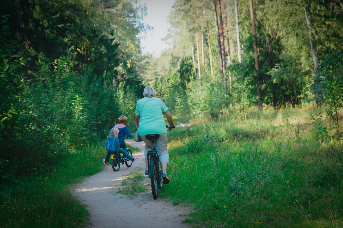 Oma kinderen fietsen bos