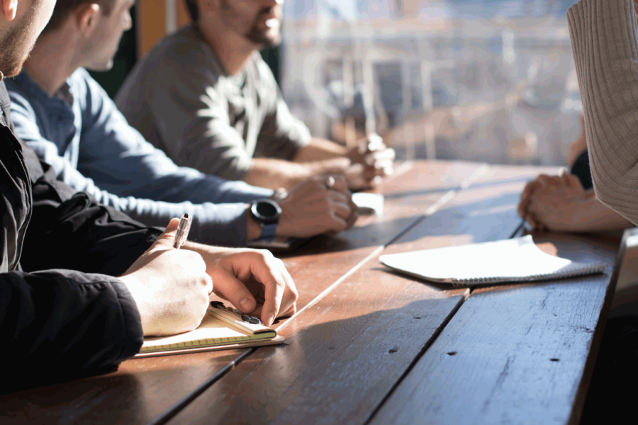 Professionals overleggen aan een tafel