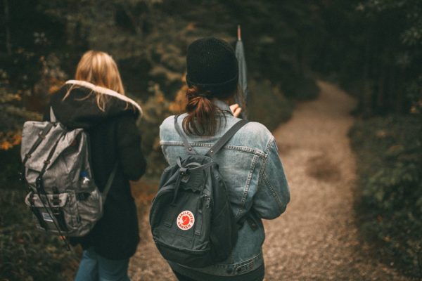 Meisjes wandelen rugzak