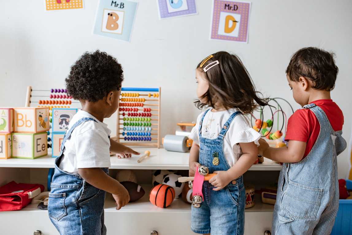 Jonge kinderen spelen samen