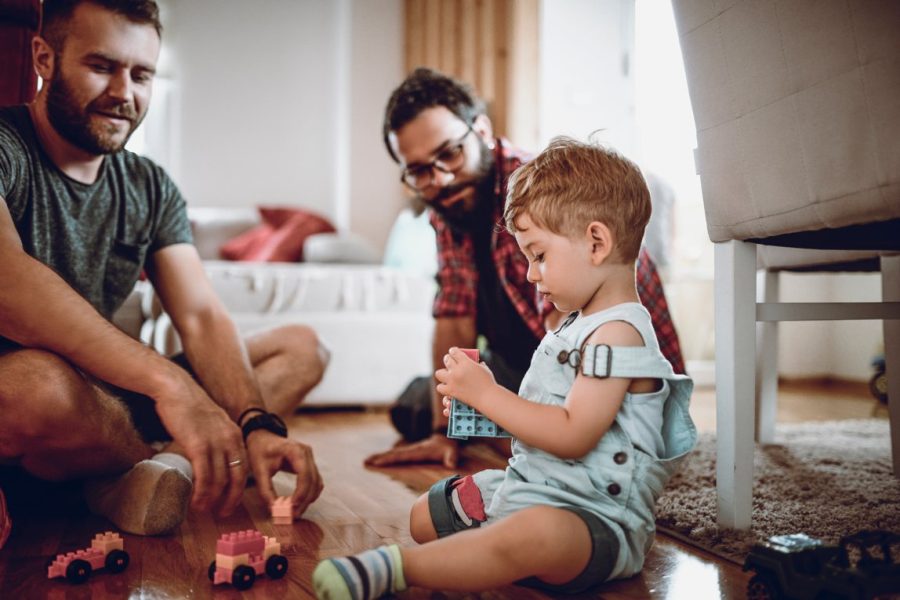 Jongen peuter vaders spelen