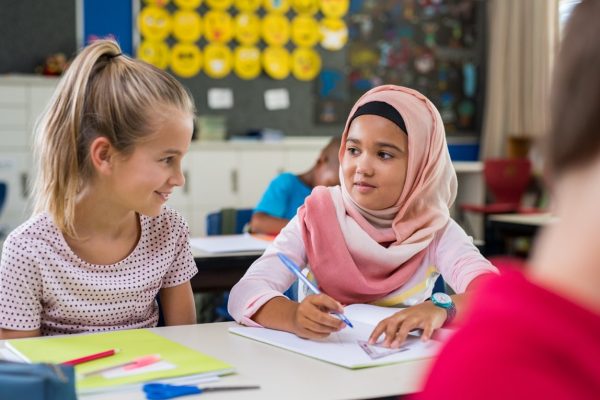 Meisjes samenwerken klas