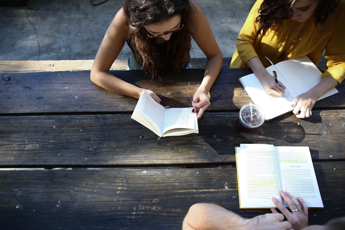 Meisjes lezen buiten