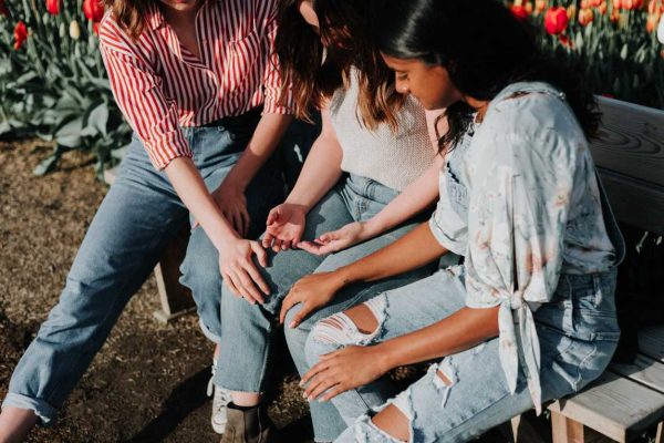 Drie vrouwen troosten