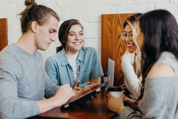 Jongeren praten koffie