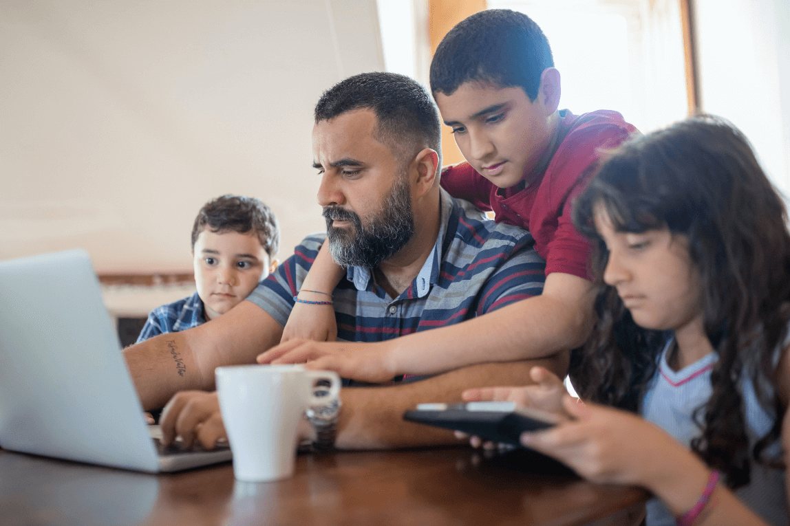 Vader met zijn kinderen (migratieachtergrond) thuis