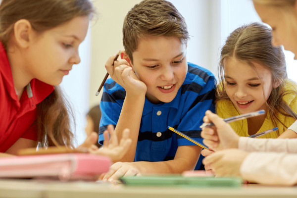 Kinderen werken samen op school