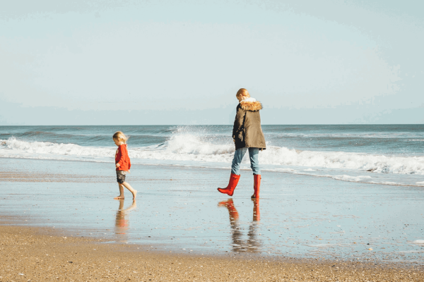 Kleuter en moeder op het strand