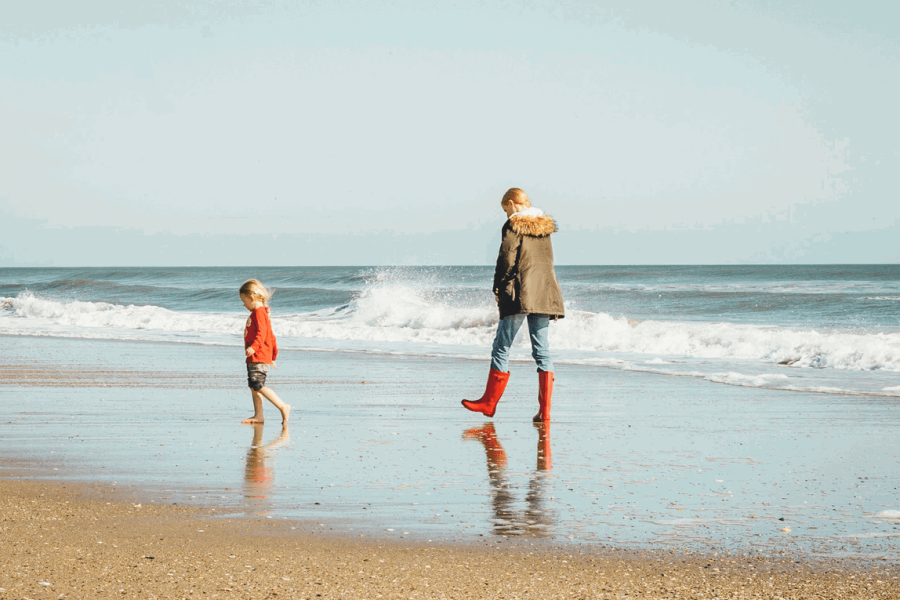 Kleuter en moeder op het strand